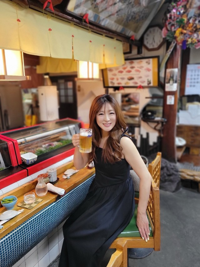 現在55歳！デビューから38年を経てなお若々しい北岡夢子さん（撮影協力：満す美寿司）