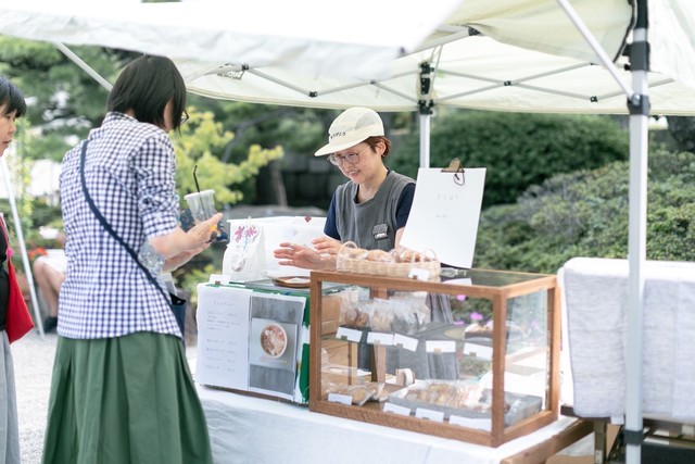 会場には飲食を楽しめるブースも(2025年の様子)