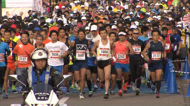 約2400人が晩秋の島を駆け抜ける　香川・小豆島