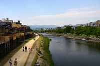 カップルが等間隔で並ぶ京都・鴨川（monjiro/stock.adobe.com）