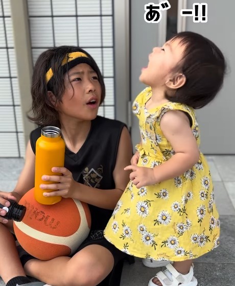 真似っこ大好きしおちゃんも…「あ゛～！」（提供：＠enishi.basketballさん）