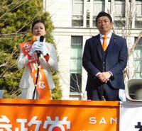 演説する参政党・吉川りな氏（左）と神谷宗幣代表＝東京駅前