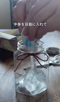 保冷剤の中身を空き瓶に移し替えます／𝙺𝚊𝚘𝚛𝚒 𝙼𝚞𝚝𝚘𝚑さん（@kaorin_610mg）提供