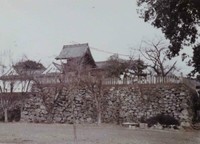 福知山城天守閣再建前の天守台。朝暉神社の社殿や銅門番所が立っている（１９７３年撮影）＝福知山市提供