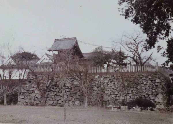 福知山城天守閣再建前の天守台。朝暉神社の社殿や銅門番所が立っている（１９７３年撮影）＝福知山市提供