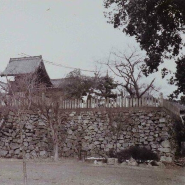 福知山城天守閣再建前の天守台。朝暉神社の社殿や銅門番所が立っている（１９７３年撮影）＝福知山市提供