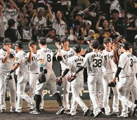 広島に快勝し優勝へのマジックを「1」とした阪神ナイン