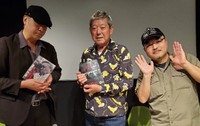 トークイベントで司会の山本俊輔氏（右）と佐藤洋笑氏（左）と共に、記念撮影する映画撮影監督の柳島克己氏＝都内