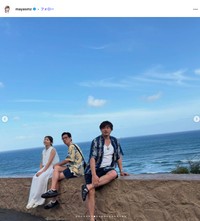 「サタデープラス」のロケでハワイを訪れたアルコ＆ピースの平子祐希さん、アンタッチャブルの柴田英嗣さん、清水麻椰アナ（清水アナの公式インスタグラムから）