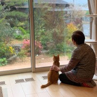 有馬さんのお母さんと窓辺でくつろぐ