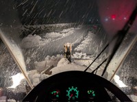 吹雪の中、極寒の夜明けに作業をする除雪車（画像提供：雪国の外構屋Kさん）