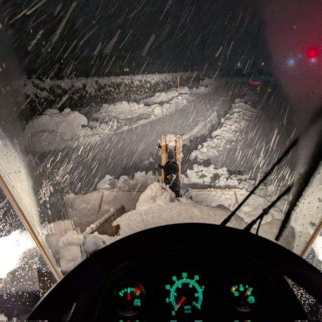 吹雪の中、極寒の夜明けに作業をする除雪車（画像提供：雪国の外構屋Kさん）