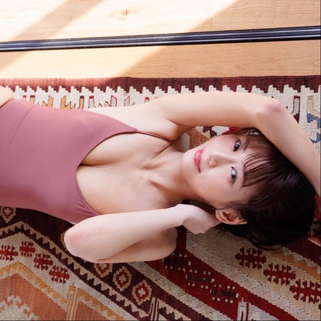 じゅうたんに横たわってポーズを取る小阪由佳（新作ＤＶＤ「再会」より）