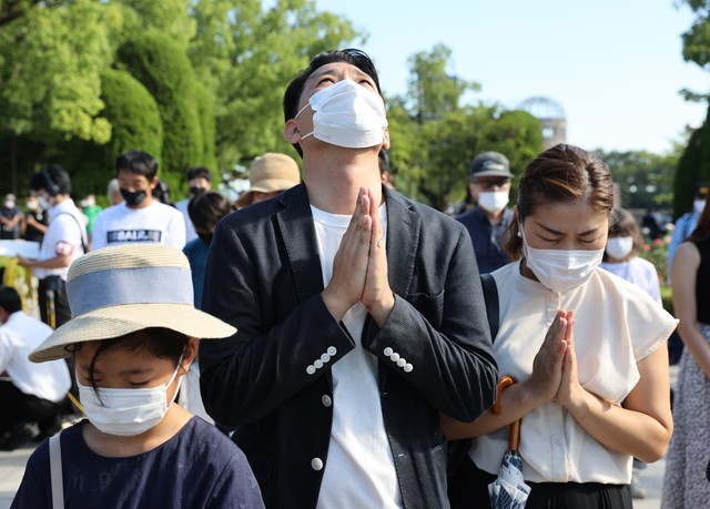 原爆が投下された時間に祈りを捧げる人たち＝2021年8月6日午前8時15分、広島市中区、柴田悠貴撮影
