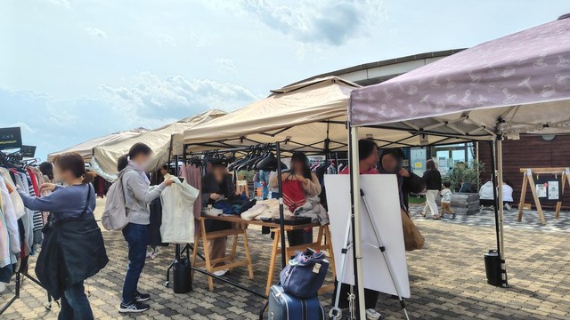 マリンピア神戸で行われた「服の交換会」