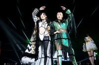 入場する壮麗（左）とレディ＝２３年１０・１５大田区総合体育館大会「メーガン・ベーン＆舞華vsレディ・C＆壮麗亜美」より　ⓒSTARDOM