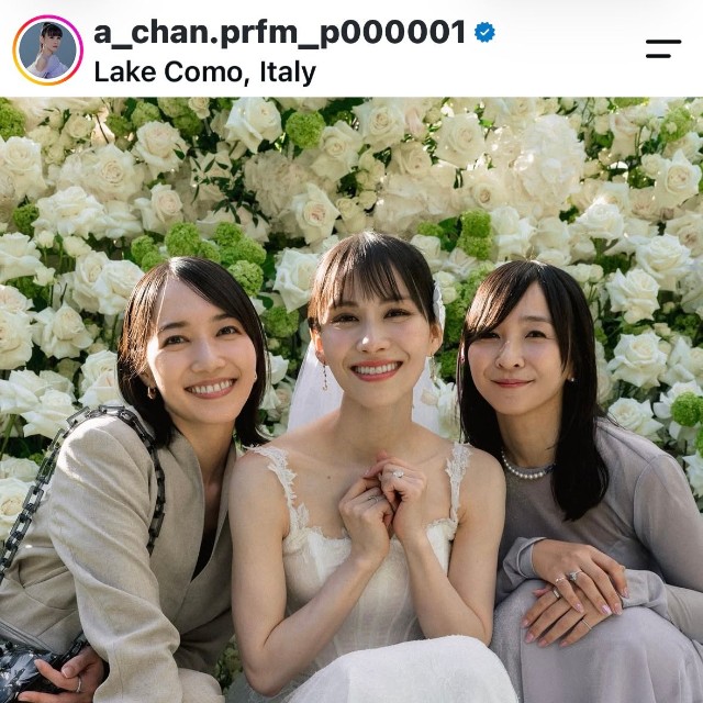ウェディングドレス姿のあ〜ちゃんをはさんで、のっち、かしゆかも満面の笑み＝あ〜ちゃん（＠a_chan.prfm_p000001）さんのインスタグラムより