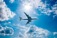 青空高く目的地へ向けて飛び立つ飛行機　※画像はイメージです（ImageSine:stock.adobe.com）