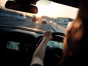 沈黙が続く、父と２人の車内。しきりに窓の外を見る父が、なんだか可笑しくて