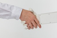 「将来的には工場内のラインの半分くらいはロボットを導入できたらと考えています」というウィルグループ広報担当の小山さん。食品工場のニューノーマルな未来の実現を目指している（イメージ画像）