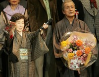 舞台「放浪記」で共演した森光子さん（左）と山本學＝2005年3月撮影