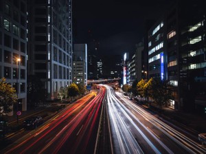 目的地は宗教本部。旅の途中に家族で行くコンビニの光が忘れられない