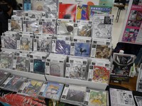 霜月便りさんが持ち込んだ同人プログレＣＤ、冊子など＝都内