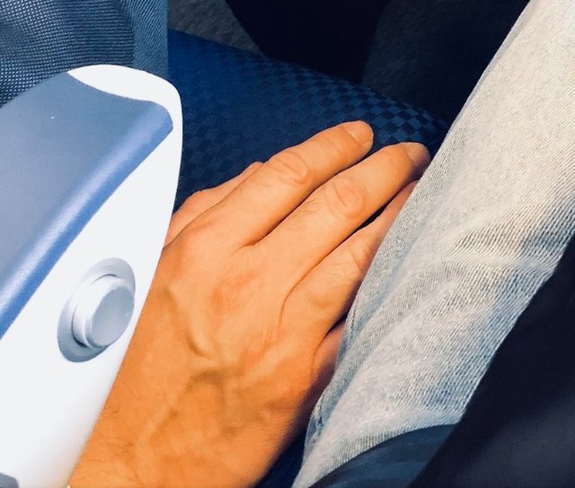  こちらが証拠写真。こんなふうに触れてくるの本当に不快ですよね（ねこおばちさんXより）