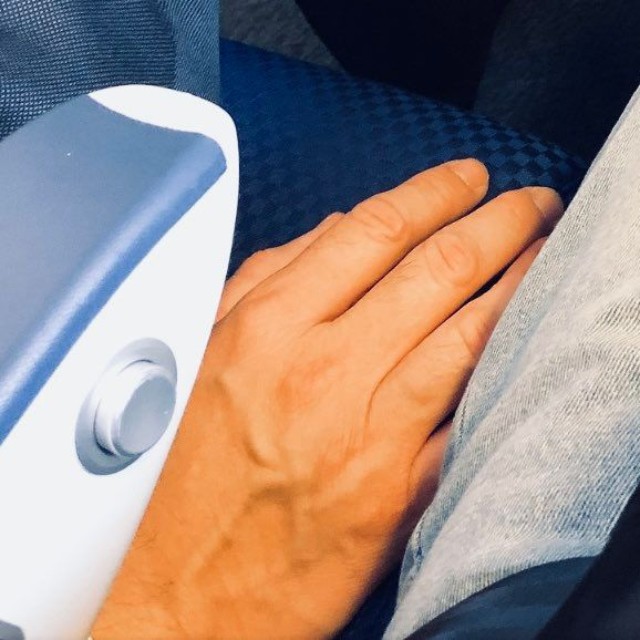  こちらが証拠写真。こんなふうに触れてくるの本当に不快ですよね（ねこおばちさんXより）