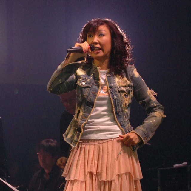 夫の正隆氏（左下）と共演した松任谷由実＝2005年