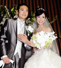 結婚式で幸せそうに寄り添う川島なお美さん（右）と鎧塚俊彦氏
