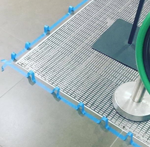 テープをよく見ると…波打たせて目立たせています！