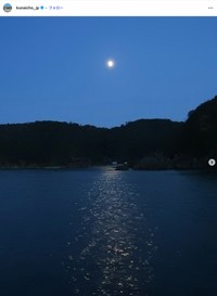 「【天皇陛下がご撮影になったお写真】令和7年8月須崎御用邸（静岡県）でのお写真。三井浜からの月」（宮内庁公式インスタグラムから）