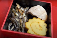 猫用おせち料理。『なんちゃって田作り』『ブリの焼き漬』『伊達巻』（「ととまるとはんみ」さん提供、YouTubeよりキャプチャ撮影）