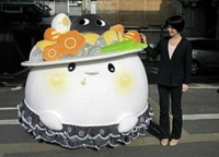 ２０１３年５月にお披露目された「しろんちゃん」の着ぐるみ（長岡京市役所）