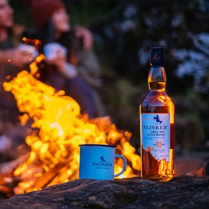 タリスカーで大自然を感じながら、物語に浸る至福の時間を新潮文庫厳選の6冊と味わう限定ギフトパック。