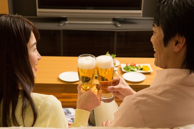 子育て中のママたちの家飲みのシチュエーションは「夫と二人で飲む」が最多　※画像はイメージです（Paylessimages/stock.adobe.com）