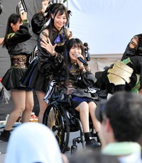 東京オリンピック・パラリンピック1年前記念イベントで熱唱する仮面女子の猪狩ともかさん（2019年撮影）
