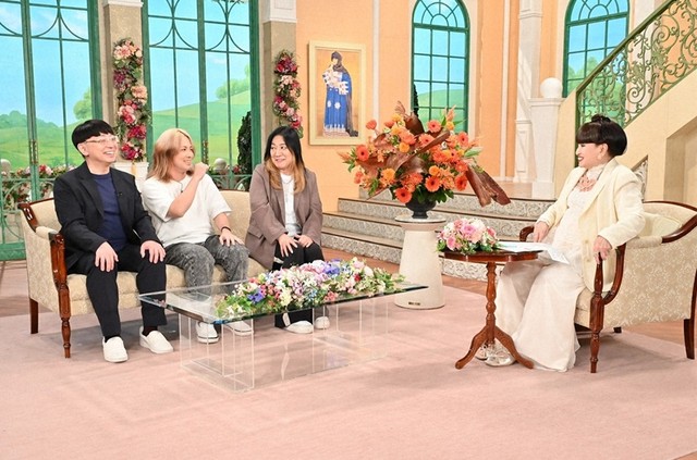 黒柳徹子さん（右）とトークを繰り広げる（左から）木下博勝さん、長男の大維志さん、ジャガー横田さん