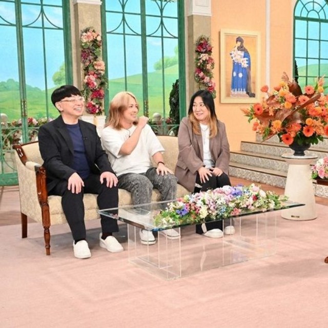黒柳徹子さん（右）とトークを繰り広げる（左から）木下博勝さん、長男の大維志さん、ジャガー横田さん