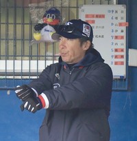 つば九郎の人形の前で試合を見つめるヤクルト・高津臣吾監督