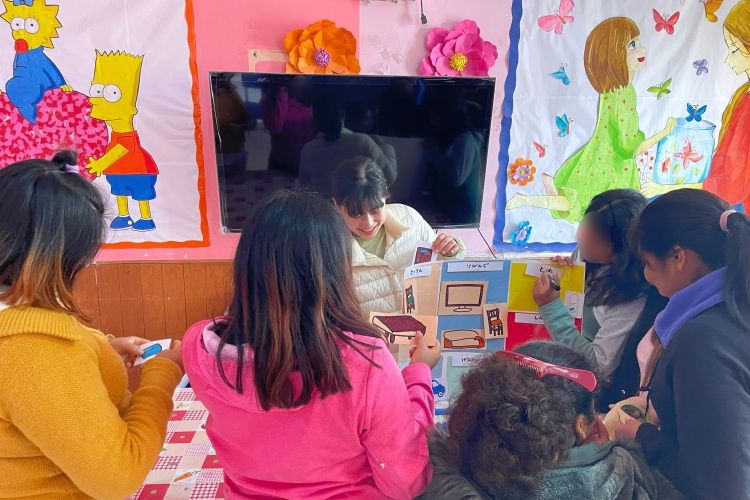 児童施設で子どもたちに日本語を教えるゆきさん（写真奥）＝ペルー南部タクナ、ゆきさん提供