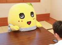 刀剣の魅力を語るふなっしー（左）