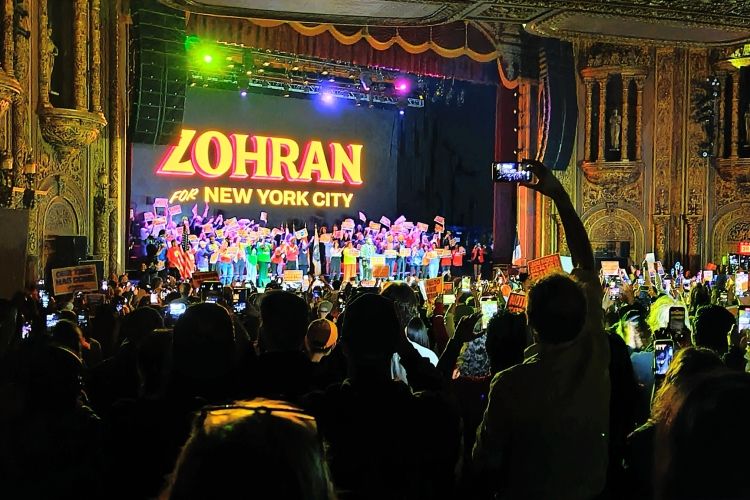 マムダニ氏の集会に詰めかけた聴衆=2025年10月、ニューヨーク