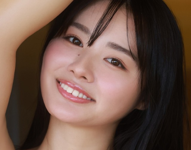 豊島心桜デジタル写真集『夏、ごちそうさま。』（撮影：中山雅文　発行：ワニブックス）より