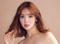 「ニコルのリアルコーデブラ」「ニコルのリアルコーデショーツ」を着用した藤田ニコル