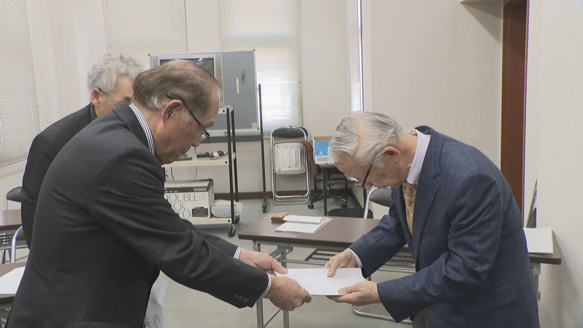 笠岡市議会の議員定数削減を求め 市民団体が約2500人分の署名を選管に