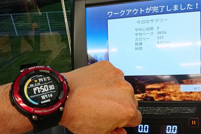 スマートアウトドアウォッチを腕にウォーキング 街歩きや観光旅行にも