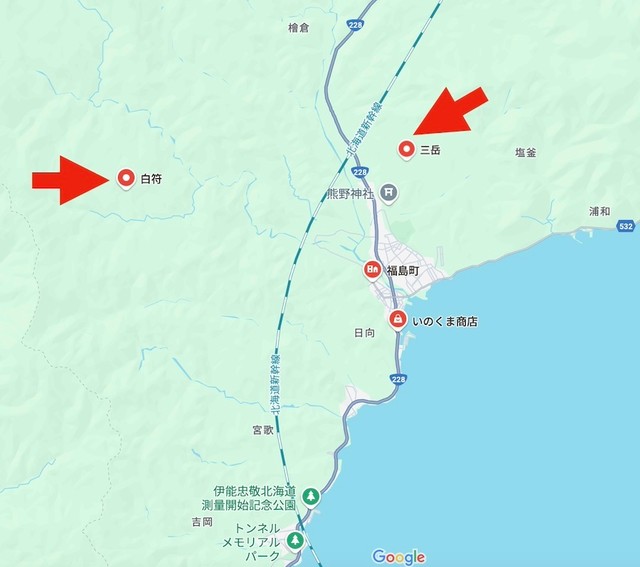新聞配達中の男性がヒグマの被害で死亡した「福島町三岳」（右上）と、駆除されたヒグマが4年前にも女性を殺傷した「福島町白符」（左上）。地図を見ると、住宅街はかなり狭く、福島町地域の大半が緑色（山林）であることがわかる。