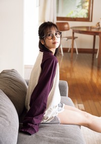 篠崎彩奈（撮影／武田敏将　ヘアメイク／原島未唯　スタイリング／樫田径奈
衣装協力／PUBLIC TOKYO / Wild Lily PEAK&PINE）